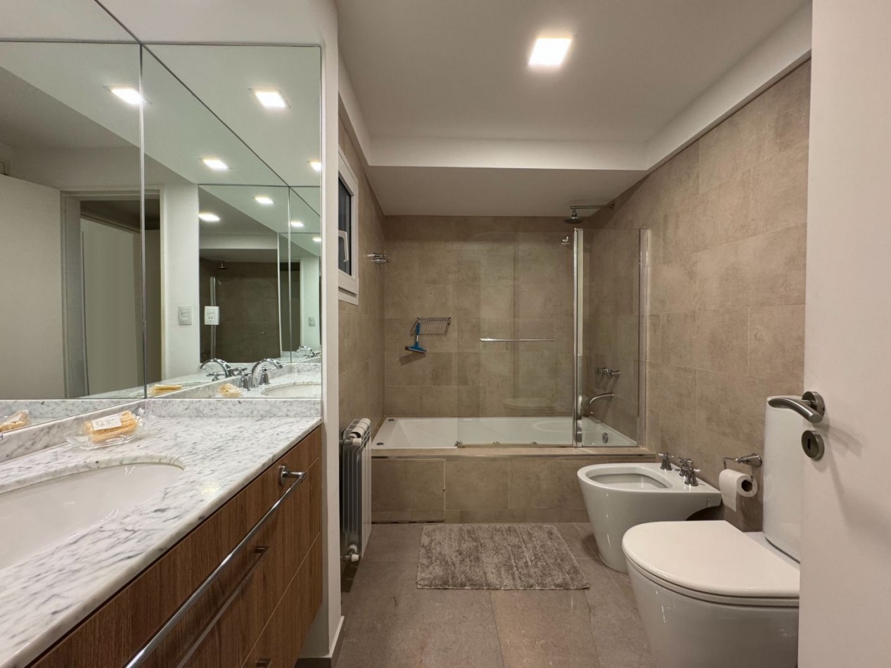 DEPTO DE CATEGORIA FRENTE AL MAR DE 2 DORMITORIOS CON COCHERA 