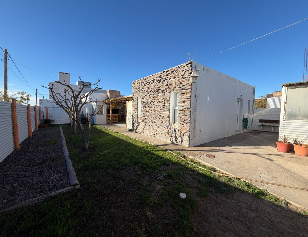 CASA 1 DORMITORIO CON PILETA CUBIERTA, PATIO Y COCHERA.