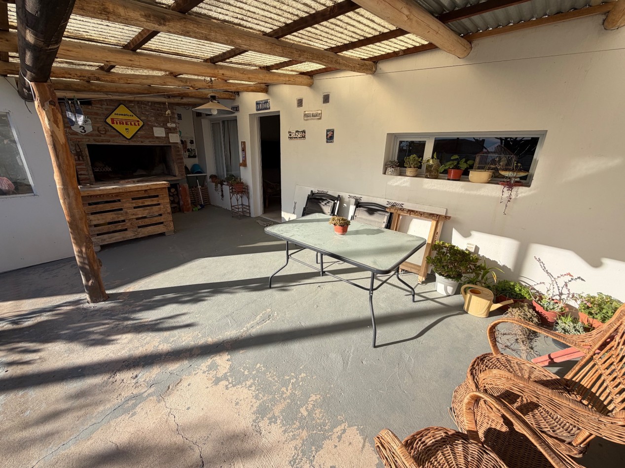 CASA 1 DORMITORIO CON PILETA CUBIERTA, PATIO Y COCHERA.