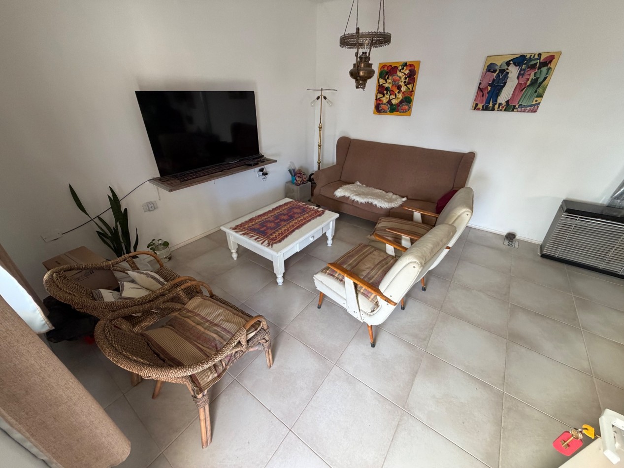 CASA 1 DORMITORIO CON PILETA CUBIERTA, PATIO Y COCHERA.
