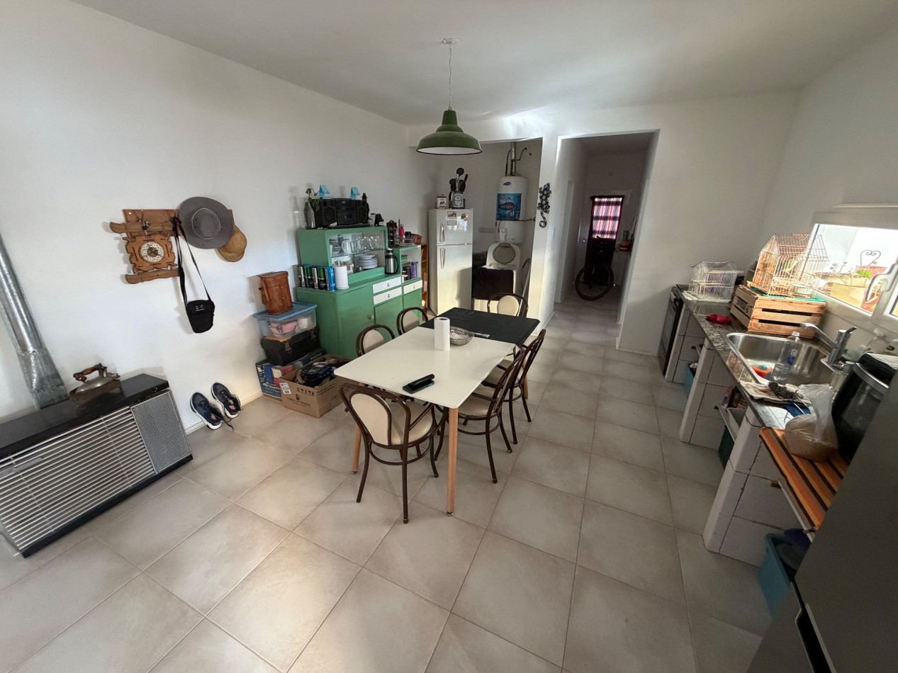 CASA 1 DORMITORIO CON PILETA CUBIERTA, PATIO Y COCHERA.