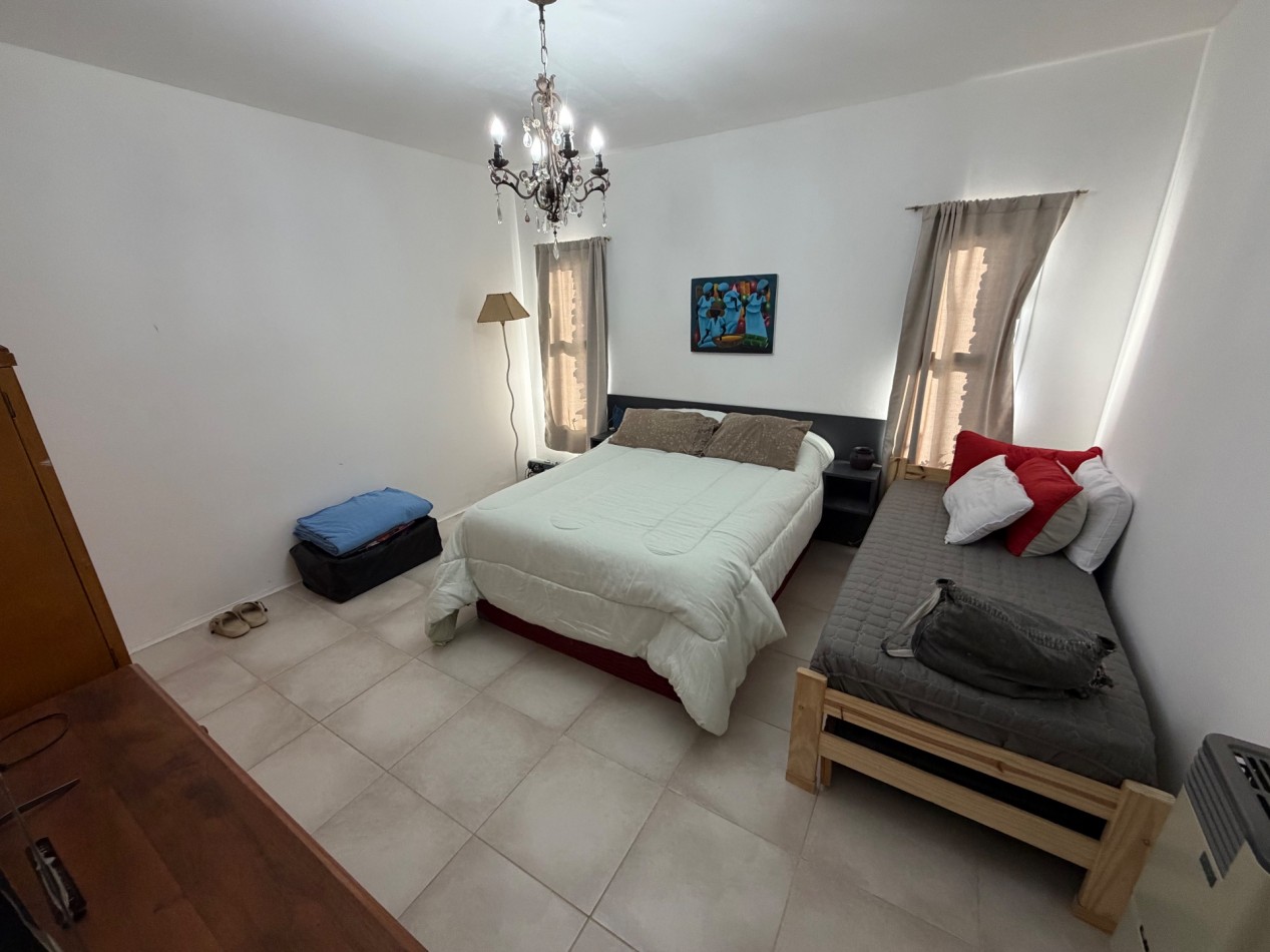 CASA 1 DORMITORIO CON PILETA CUBIERTA, PATIO Y COCHERA.