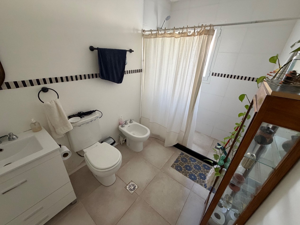 CASA 1 DORMITORIO CON PILETA CUBIERTA, PATIO Y COCHERA.