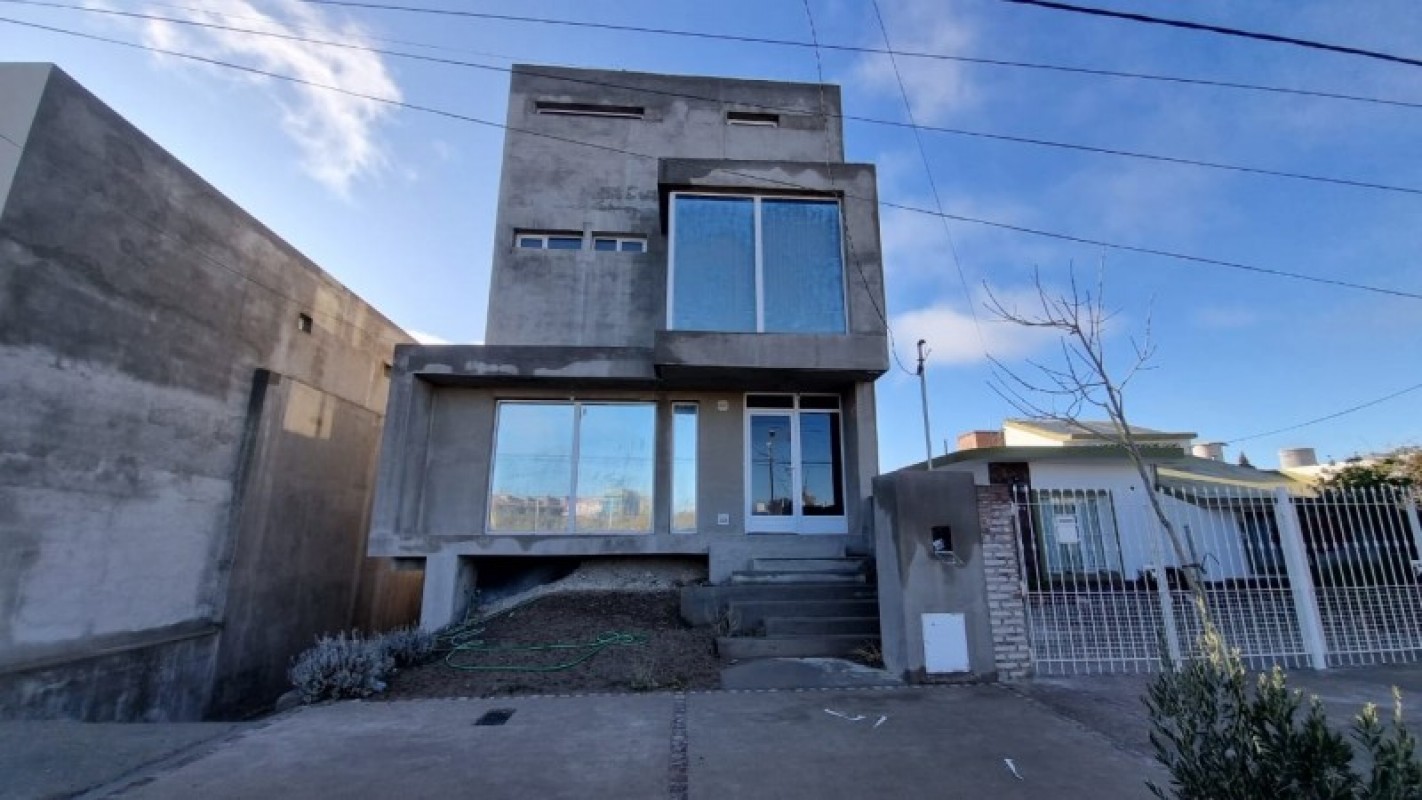 CASA 4 DORMITORIOS CON AMPLIO PATIO 