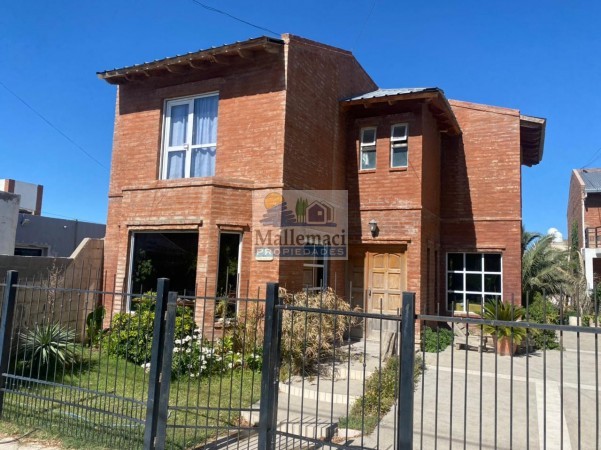 Casa de 3 Habitaciones + Complejo de 6 departamentos