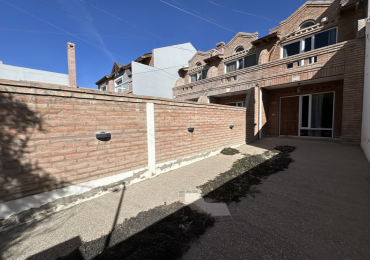 DUPLEX 2 DORMITORIOS CON PATIO Y ENTRADA VEHICULAR EN ZONA SUR 