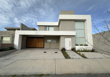 CASA DE 2 DORMITORIOS CON PATIO, QUINCHO Y PILETA 