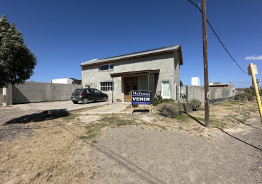 CASA DE 3 DORMITORIOS EN ESQUINA CON PATIO Y ENTRADA VEHICULAR - SOLANA