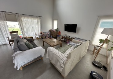 CASA DE 3 DORMITORIOS EN ESQUINA CON PATIO Y ENTRADA VEHICULAR - SOLANA