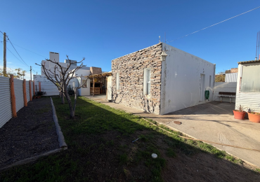 CASA 1 DORMITORIO CON PILETA CUBIERTA, PATIO Y COCHERA.