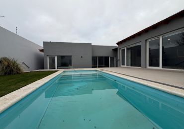 ESPECTACULAR CASA DE 3 DORMITORIOS CON QUINCHO, PISCINA Y PATIO EN PLANTA BAJA 